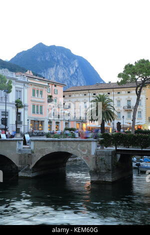 Crépuscule dans jolie Riva del Garda, sur le lac de Garde, de rives, dans le nord de l'Italie, l'Europe Banque D'Images