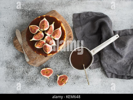 Cake aux figues et caramel au beurre salé sur sol en bois servant au grunge background Banque D'Images