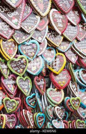 Gingerbread hearts vendus sur l'Oktoberfest à Munich Banque D'Images