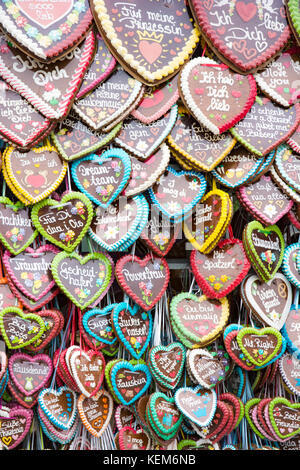 Gingerbread hearts vendus sur l'Oktoberfest à Munich Banque D'Images