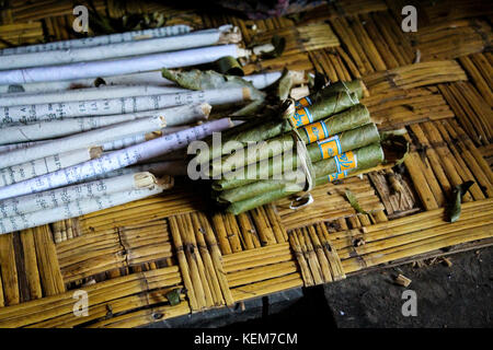 Le Lac Inle, Myanmar/Birmanie - Janvier 2016 : Les femmes qui travaillent dans un atelier mettant en vedette pour les touristes sur la façon dont les cigares cheroot birmans sont effectués. Banque D'Images