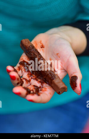 Barre de chocolat fondant dans la main Banque D'Images