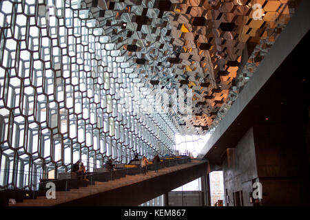 Reykjavik, Islande - 27 août 2017 : harpa concert hall, et le centre de conférence à Reykjavik Banque D'Images