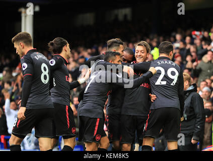 Le Mesut Ozil d'Arsenal (à droite) célèbre le deuxième but de son équipe lors du match de la Premier League au Goodison Park, à Liverpool. Banque D'Images