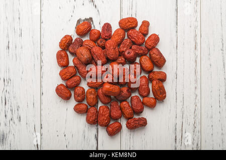 Vue de dessus de jujube séchée sur bois blanc phytothérapie traditionnelle chinoise Banque D'Images