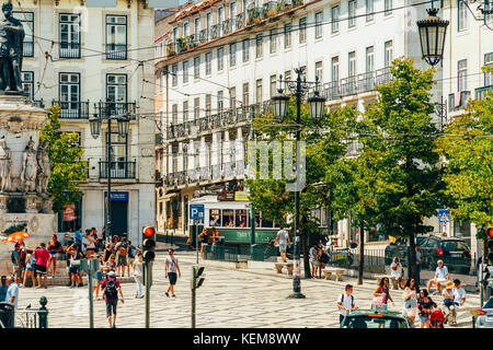 Lisbonne, Portugal - 12 août 2017 : les touristes à la découverte de la place Luis de Camoes (Praça Luis de Camoes), une des plus grandes places dans le centre-ville de Lisbonne Banque D'Images