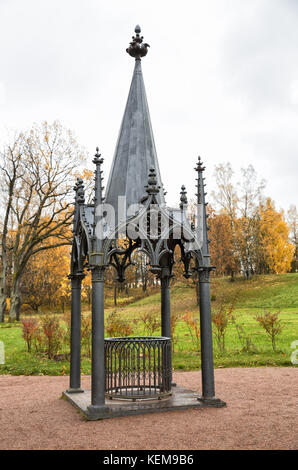 Saint-Pétersbourg, Russie - 20 octobre 2017 : bien gothique à l'automne, parc à l'Alexandria peterhof Banque D'Images