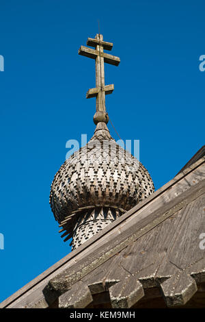 Dôme en bois et la croix de la vieille église russe dans staraya ladoga Banque D'Images