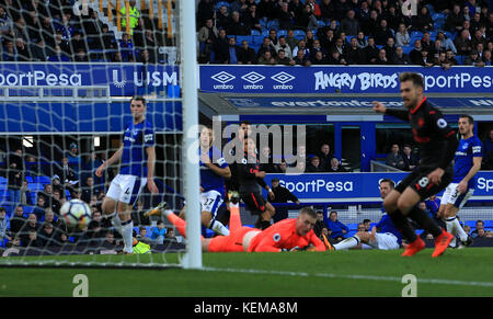 Alexis Sanchez d'Arsenal (au centre) marque le cinquième but de son équipe lors du match de premier League au Goodison Park de Liverpool. Banque D'Images