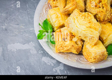 Baklava turkish delight traditionnel en bois sombre sur un arrière-plan. toning Banque D'Images