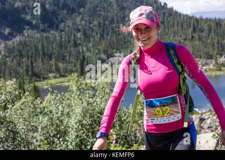 Ergaki, Russie - 05 août 2017 : inconnu fille promenades les montagnes, participant du concours des skayranfest 5 août, 2017 dans la nation ergaki Banque D'Images