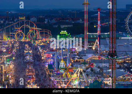 La bière Oktoberfest : vue, tente à bière, manèges, montagnes russes, grande roue, München, Munich, Oberbayern, Haute-Bavière, Bayern, Bavière, Allemagne Banque D'Images