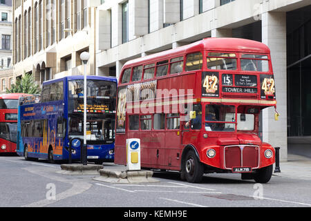 Tower hill routemaster bus bus et bus de tournée près de Tower Hill à Londres Banque D'Images