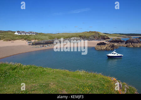 Petit bateau dans la mer juste au large de l'île de Llanddwyn, Anglesey, pays de Galles, Royaume-Uni Banque D'Images