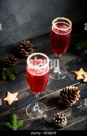 Boisson festive mimosa pour Noël - rouge champagne mimosa cocktail aux canneberges pour une fête de Noël, copy space Banque D'Images