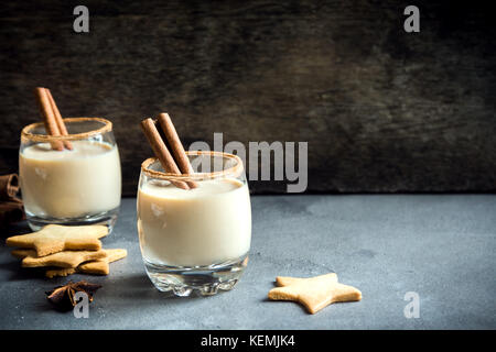 Lait de poule à la cannelle et la muscade pour Noël et vacances d'hiver. de lait de poule en verre avec rim épicé. Banque D'Images