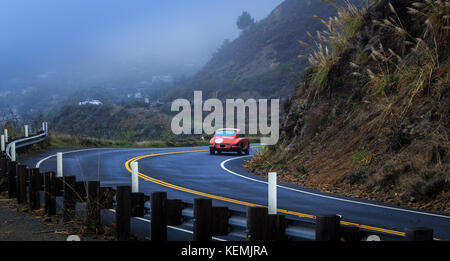 Porsche classique des années 1960 sur la California Coastal Highway Banque D'Images