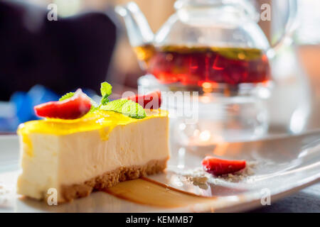 Cheesecake à la fraise et menthe Banque D'Images