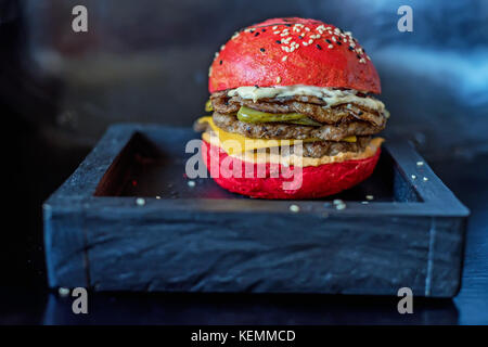 Hamburger fait maison avec pain rouge Banque D'Images