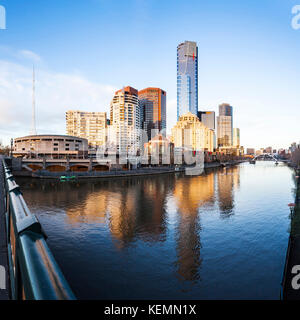 Southbank reflétée dans la rivière Yarra en matin tôt de princes bridge, Melbourne, Australie. Banque D'Images