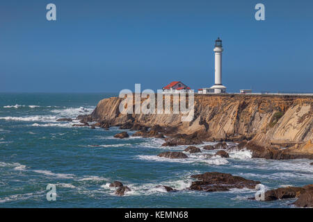 Point arena et son phare, dans le comté de Mendocino, en Californie. Banque D'Images