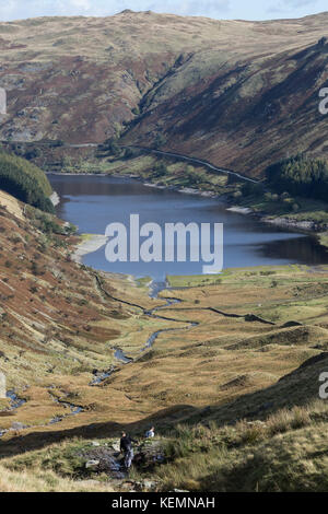 Les randonneurs descendent le chemin de l'eau petit à haweswater dans dans la vallée de l'eden mardale dans le lake district Banque D'Images