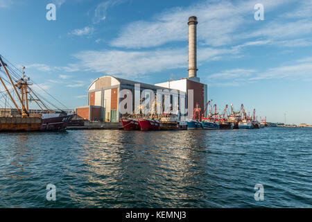 Une flotte de chalutiers amarrés en face de Shoreham power station Banque D'Images