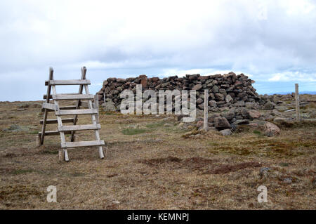 Le Dry Stone Shelter et le point de triangulation sur le sommet de la montagne écossaise Corbett Mount Battock à Glen Esk, Angus, Scottish Highlands. ROYAUME-UNI. Banque D'Images