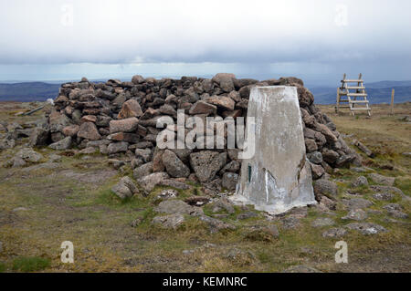 Le Dry Stone Shelter et le point de triangulation sur le sommet de la montagne écossaise Corbett Mount Battock à Glen Esk, Angus, Scottish Highlands. ROYAUME-UNI. Banque D'Images