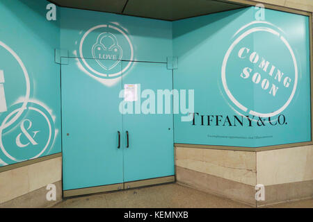 Tiffany & Co. 'Coming Soon' se connecter Grand Central terminal, NYC, USA Banque D'Images