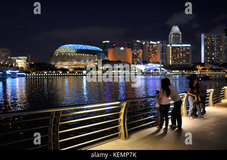 Singapour au crépuscule vu de Merlion Park SIN Banque D'Images