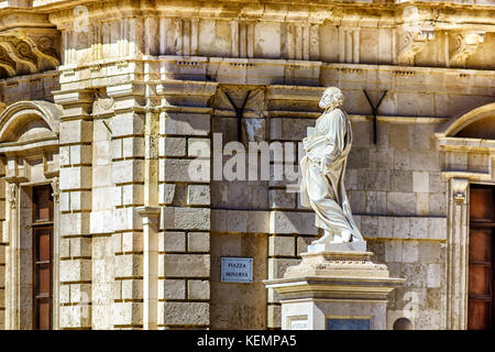 La statue de Saint Pierre et de certains des éléments baroques dans la façade de la cathédrale de Syracuse Banque D'Images