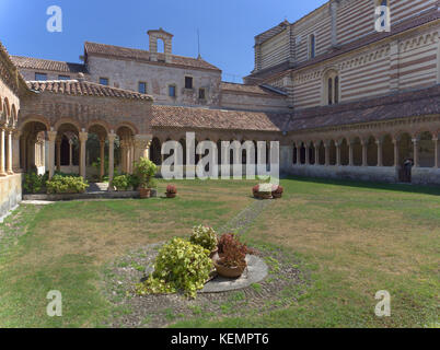 Vérone Vénétie Italie. Basilique de Saint Zeno le cloître. 13ème - 14ème siècle construite en style roman, sous le porche, il y a plusieurs plusieurs X Banque D'Images