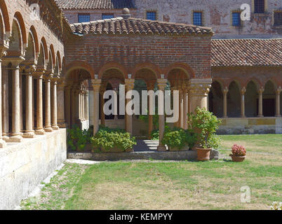 Vérone Vénétie Italie. Basilique de Saint Zeno le cloître. 13ème - 14ème siècle construite en style roman, sous le porche, il y a plusieurs plusieurs X Banque D'Images