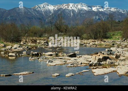 La rivière Suvaja intermittente, à Lika et à Velebit, au début du printemps Banque D'Images