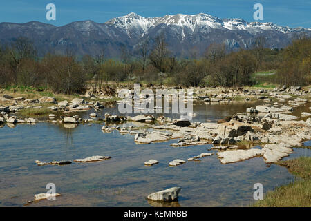 La rivière Suvaja intermittente, à Lika et à Velebit, au début du printemps Banque D'Images