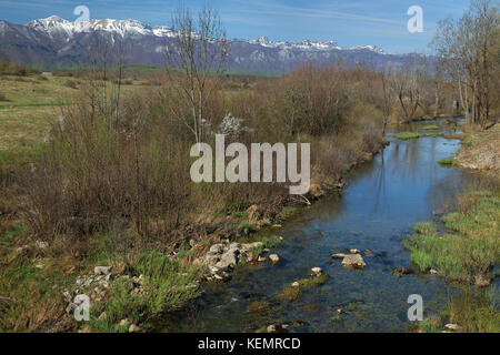 La rivière Suvaja intermittente, à Lika et à Velebit, au début du printemps Banque D'Images