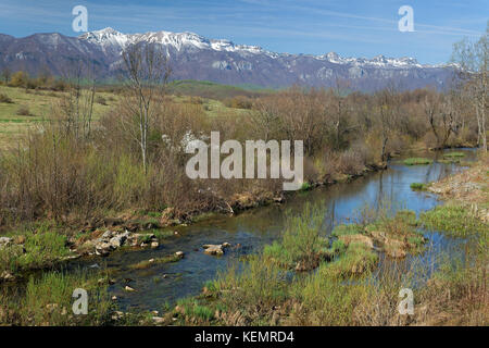 La rivière Suvaja intermittente, à Lika et à Velebit, au début du printemps Banque D'Images