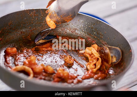 Les pâtes italiennes avec des fruits de mer. délicieux plats de pâtes avec sauce rouge et les moules dans une poêle. Banque D'Images