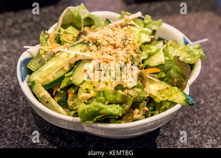 Mélange frais salade verte dans un bol Banque D'Images