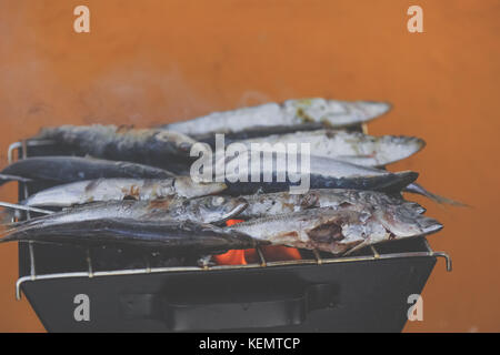 Des sardines grillées sur le gril Banque D'Images