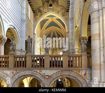 Vérone Vénétie Italie. Basilique de San Zeno, également connu sous le nom de Saint Zeno Maggiore ou San Zenone UNESCO World Heritage Site. Vue de l'Abside Banque D'Images