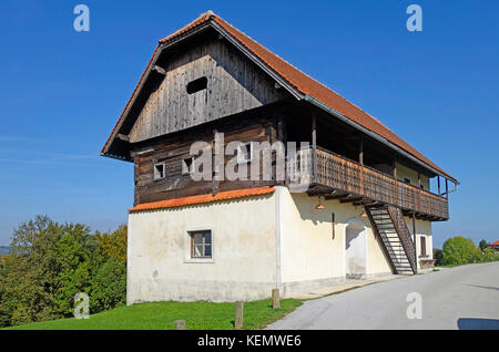 Ancienne maison de campagne rénovée de style alpin. Šmarje pri jelšah štajerska,, en Slovénie. Banque D'Images