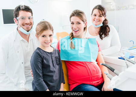 Dentiste avec femme enceinte et l'enfant en chirurgie Banque D'Images