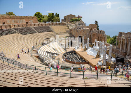 Taormina, Sicile, Italie - 21 août 2017 : les touristes visiter le théâtre grec antique se préparer pour montrer égyptien Banque D'Images