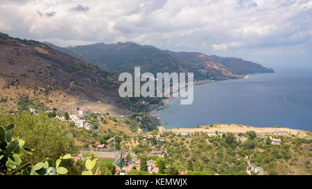 Vue panoramique de la côte sicilienne avec ville de Letojanni Taormina, Italie Banque D'Images