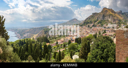 Vue panoramique de Taormina Giardini avec naxox dans la ville backgroind, Sicile, Italie Banque D'Images