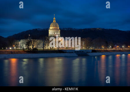 West Virginia State Capitol building de l'ensemble de la Kanawha river à Charleston, Virginie-Occidentale Banque D'Images