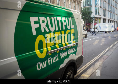Frruitful l'Office van garé sur double lignes jaunes sur une rue de faire une livraison de fruits à un office, Londres, UK Banque D'Images