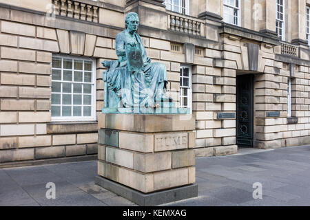 Statue de David Hume et Haute Cour de justicier, cour suprême de justice à l'Écosse. Édimbourg, Écosse, Royaume-Uni Banque D'Images